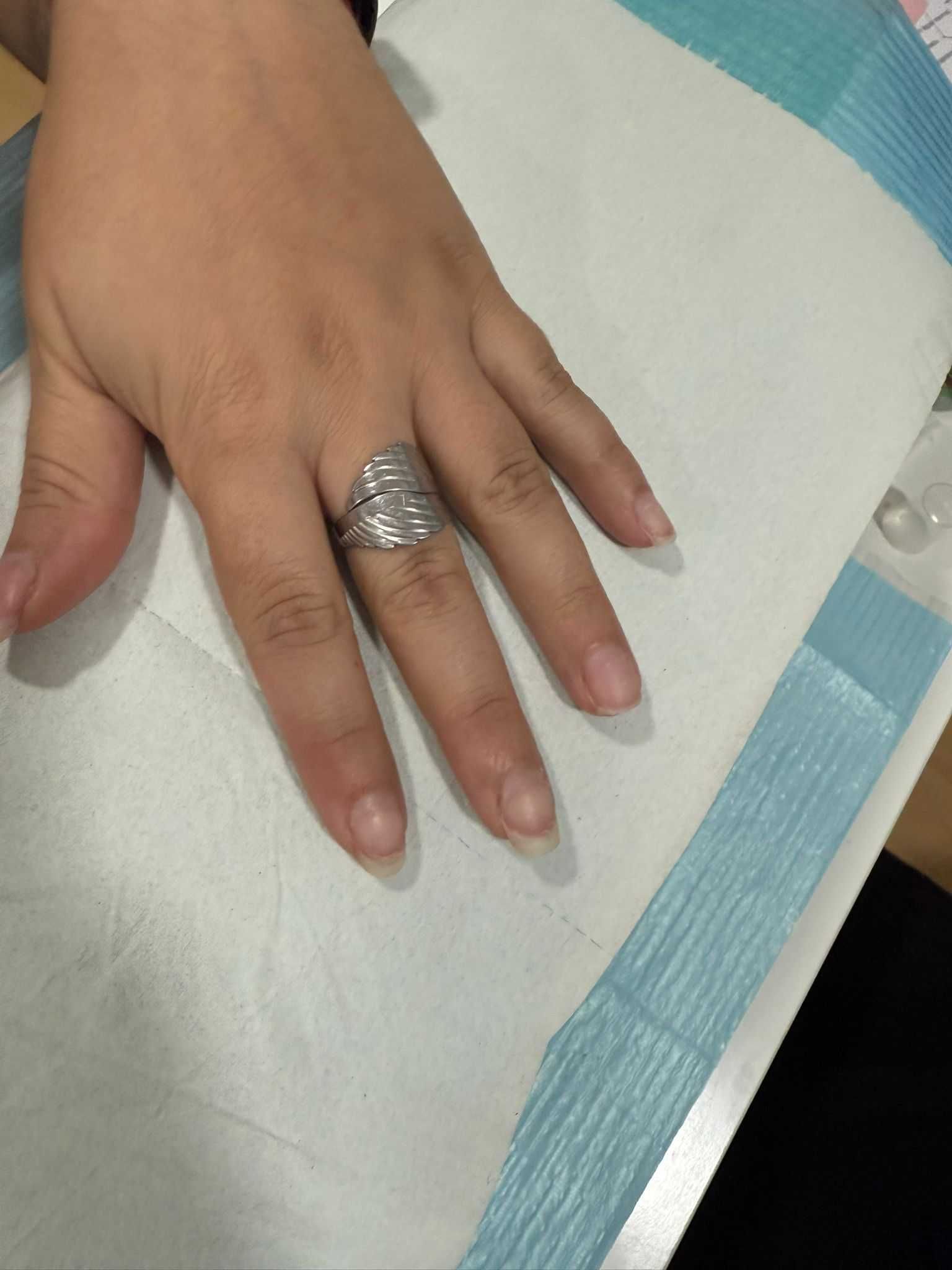 Serviço de estética de mãos, pés e  unhas ao domicílio.