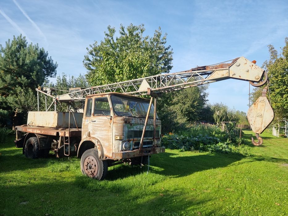 Dźwig na podwoziu Stara
