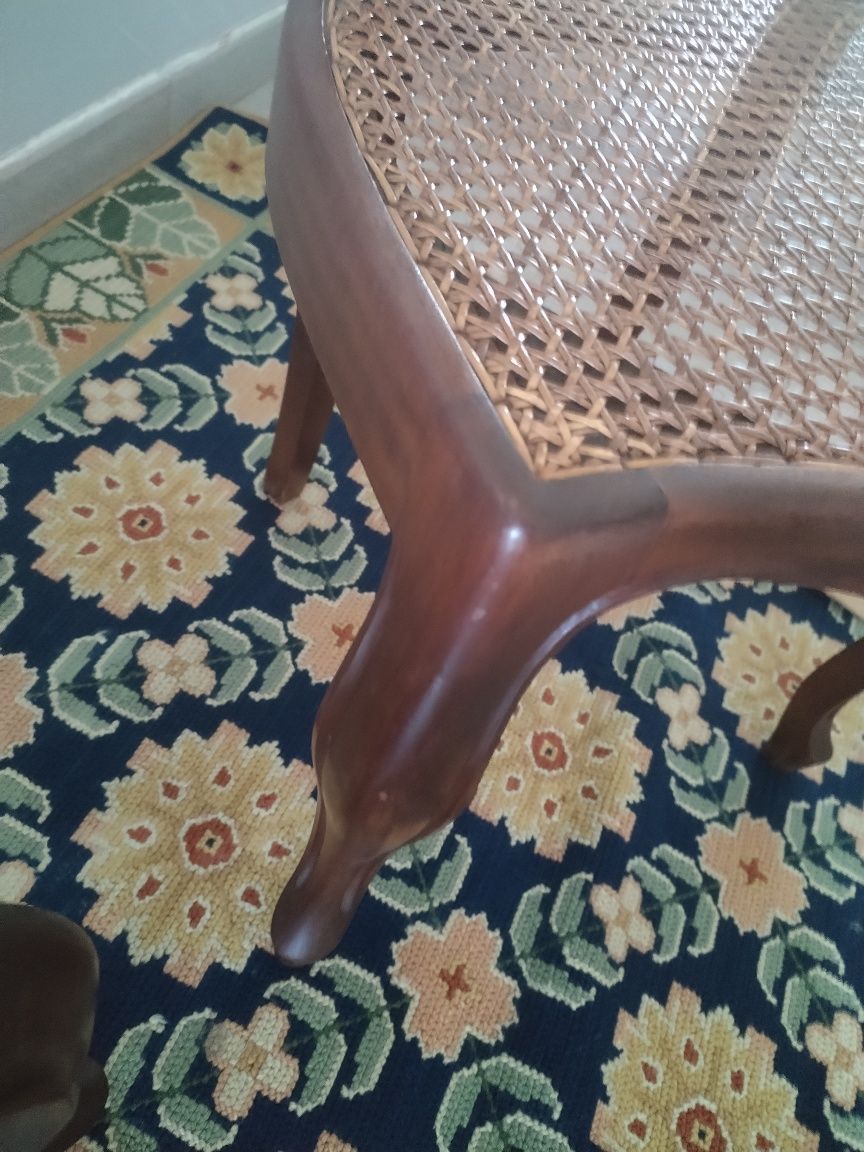 Conjunto cadeiras em palhinha de sala .