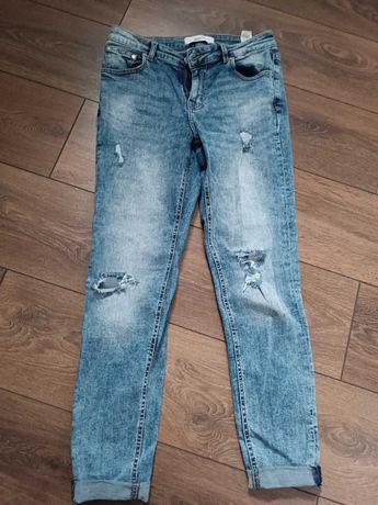 jeansy z przetarciami