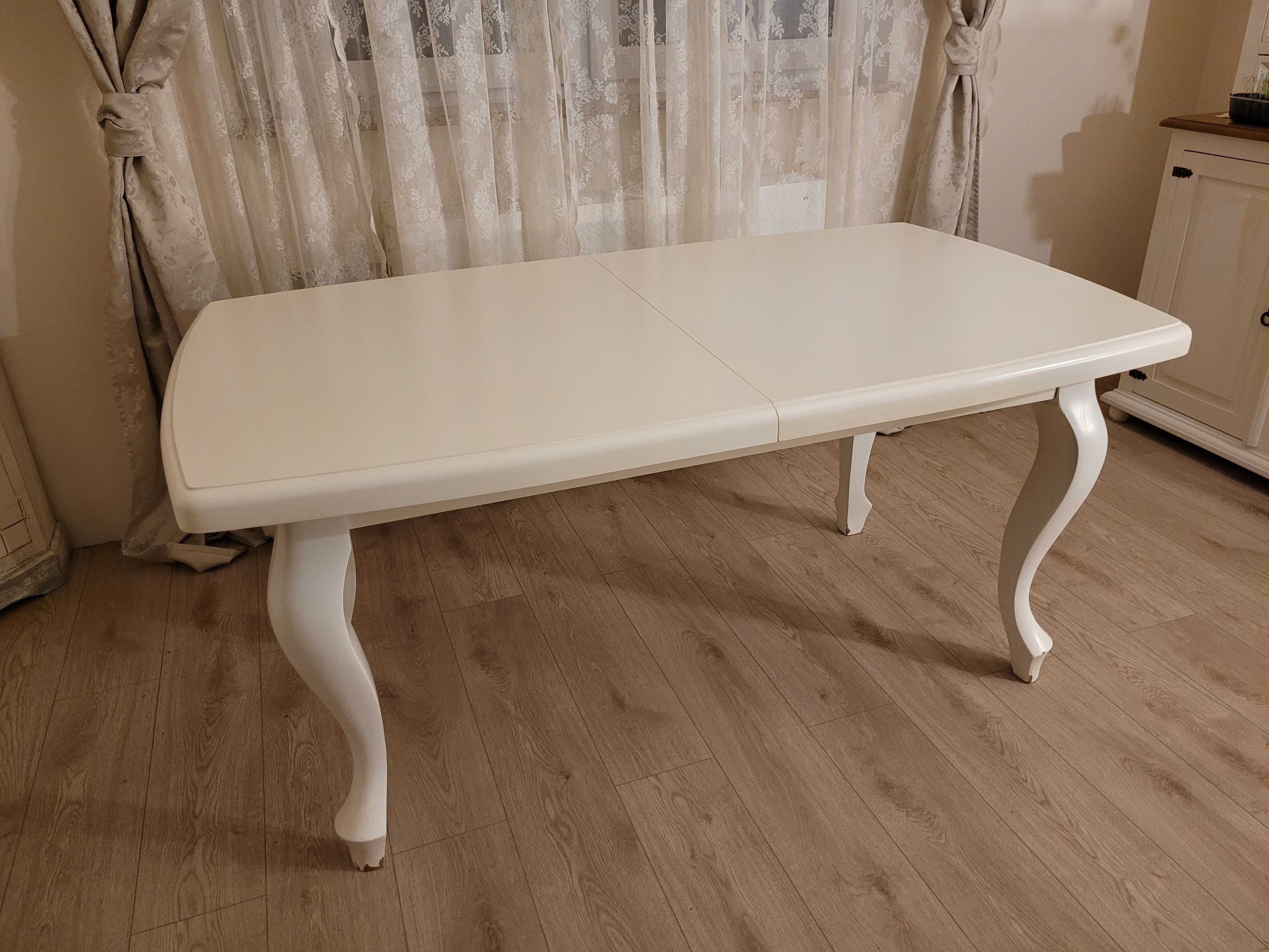 Stół w stylu Glamour.