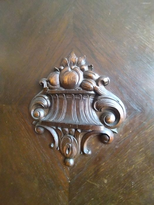 Zabytkowy kredens z kryształowymi szybkami