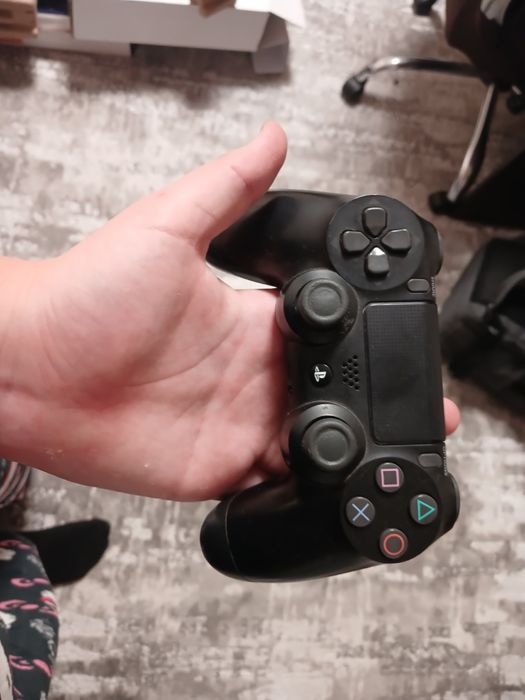 продаю игровую приставку PS4 Pro