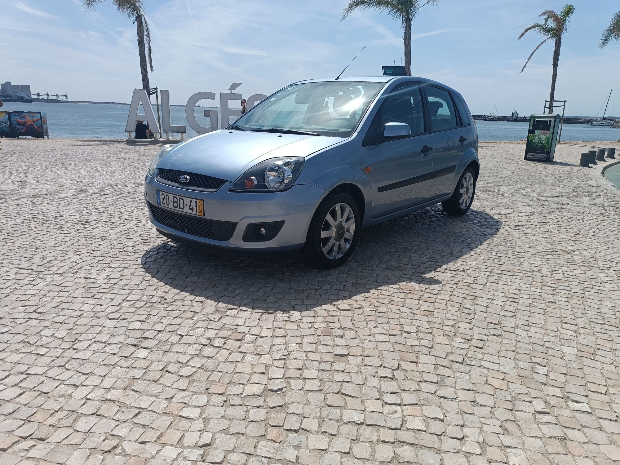 Vendo Ford fiesta 1.2 gasolina imaculado com 53 mil km reais