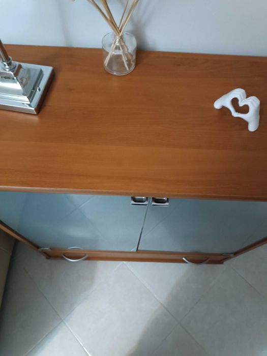 armário com portas de vidro