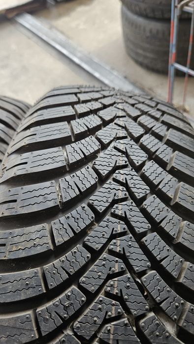 Opony zimowa  205.60.15 Falken