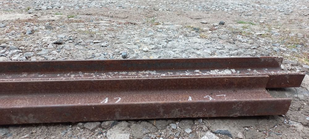 Швелерь металевий