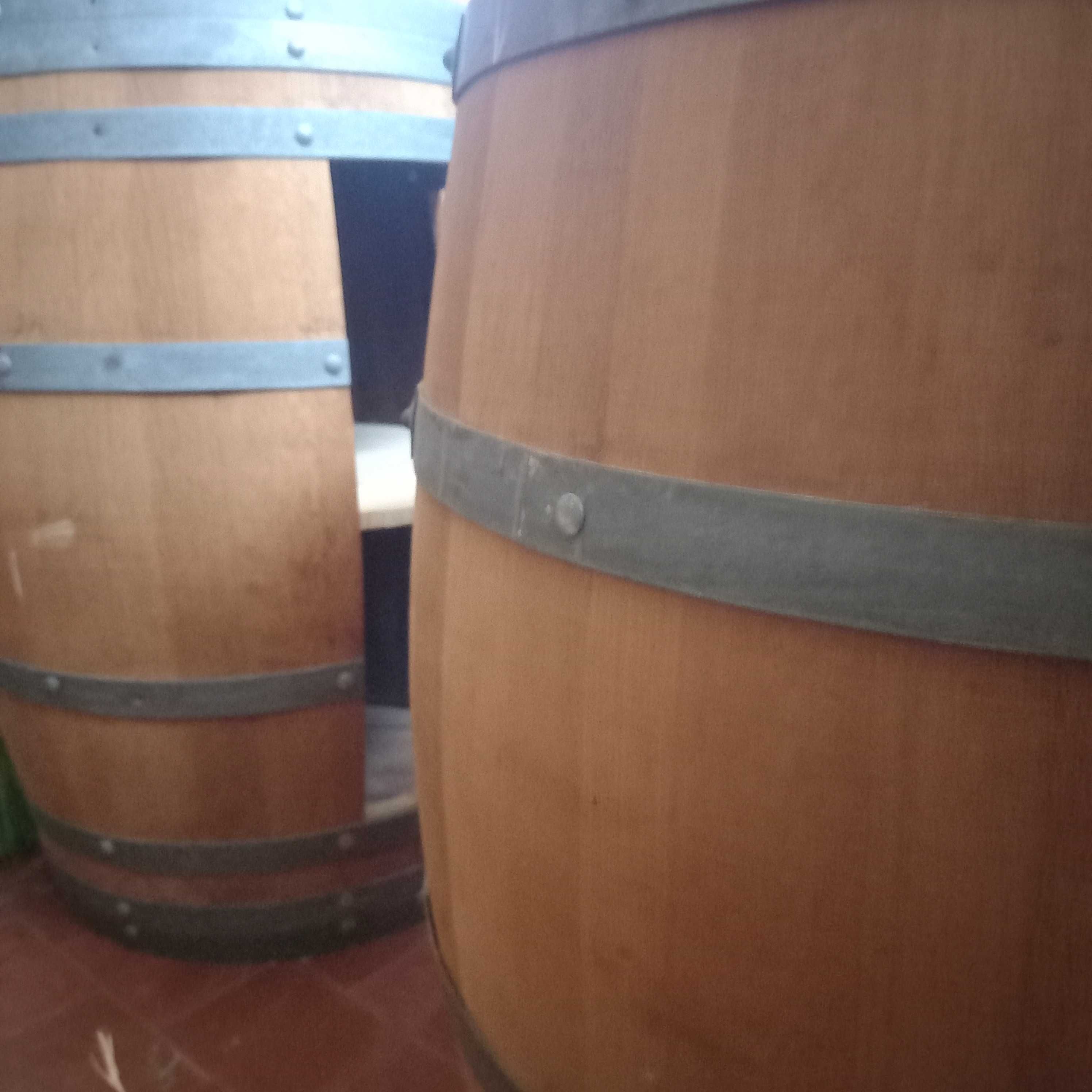 Barricas expositoras de madeira