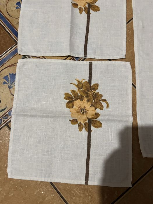 Obrus z serwetkami .