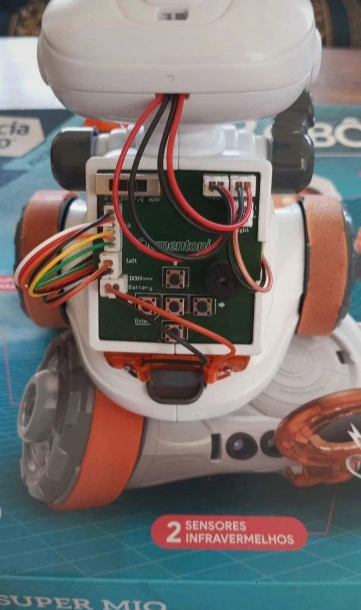 Robot com sensores infravermelhos