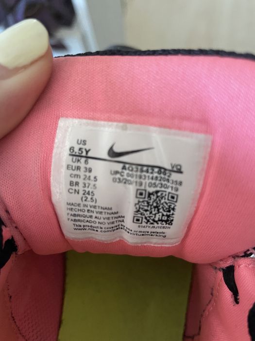 Vendo ténis da Nike preto e rosa