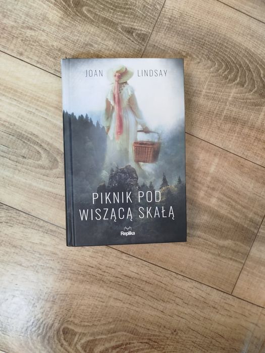 Piknik pod wisząca skałą Joan Lindsay