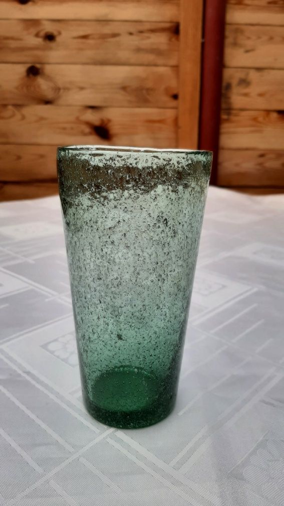 Szklanka,wazon z grubego,zielonego,mocno napowietrzonego szkła.