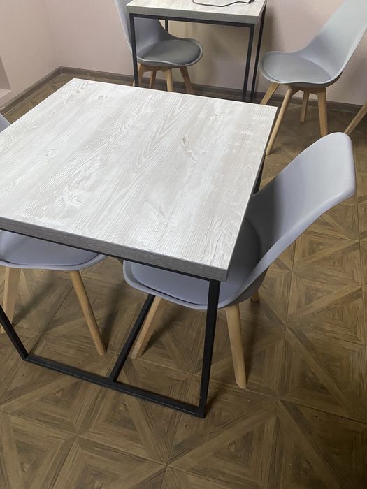 Стіл розміром 700 на 700 (70см на 70см)