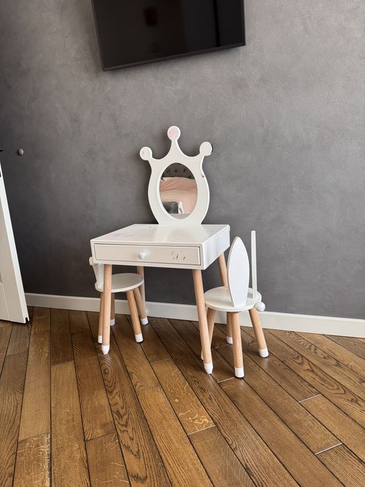 Дитячі меблі трюмо столик два крісла