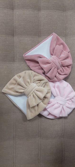 Шапочки для новонароджених дві купуєте третя в подарунок