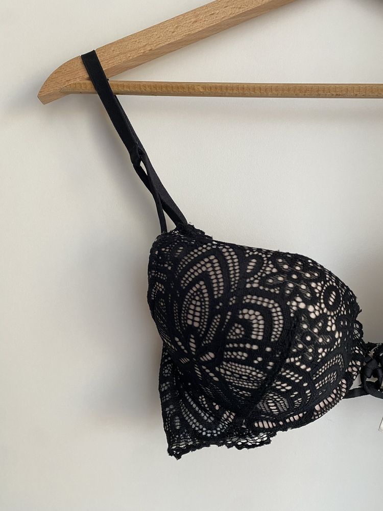 Czarny koronkowy biustonosz Esotiq 70C i stringi, elegancki i seksowny
