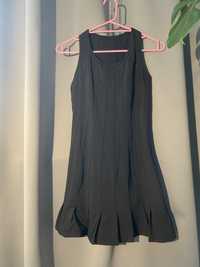Czarna sukienka przylegająca z falbankami na grubych ramiączkach.