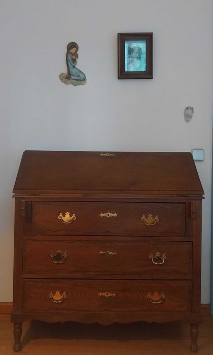 Cabide antigo, mesas apoio, cabeceiras, Roupeiro PAX, escrivaninha.