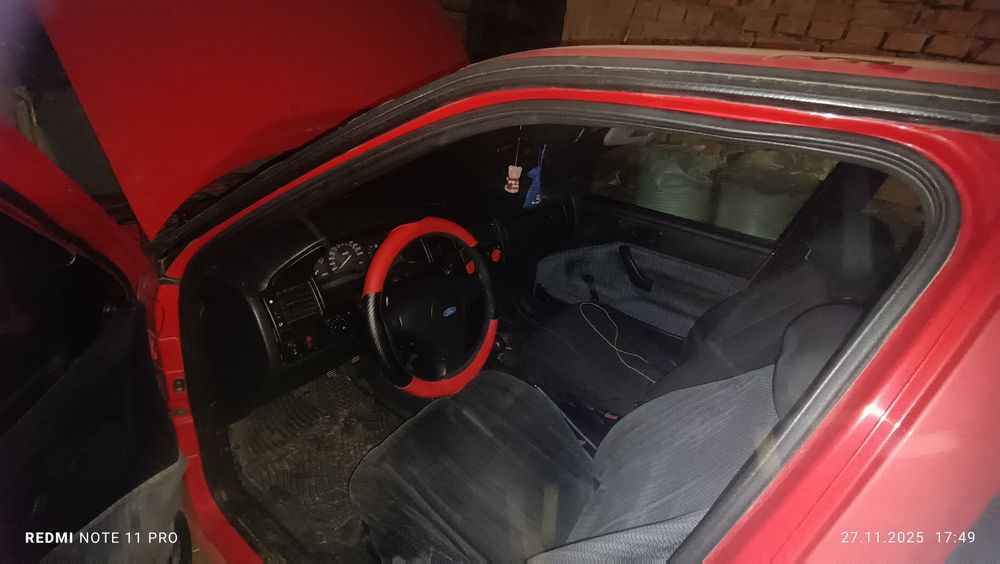 Форд.       ескорт.