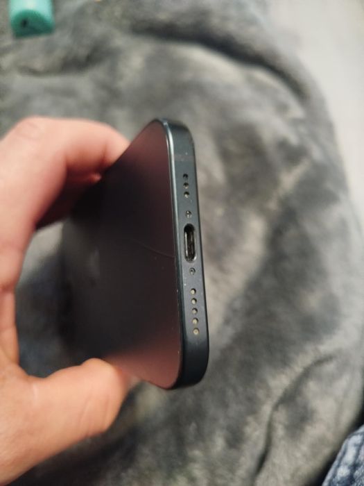 Iphone 15 delikatnie pekniety