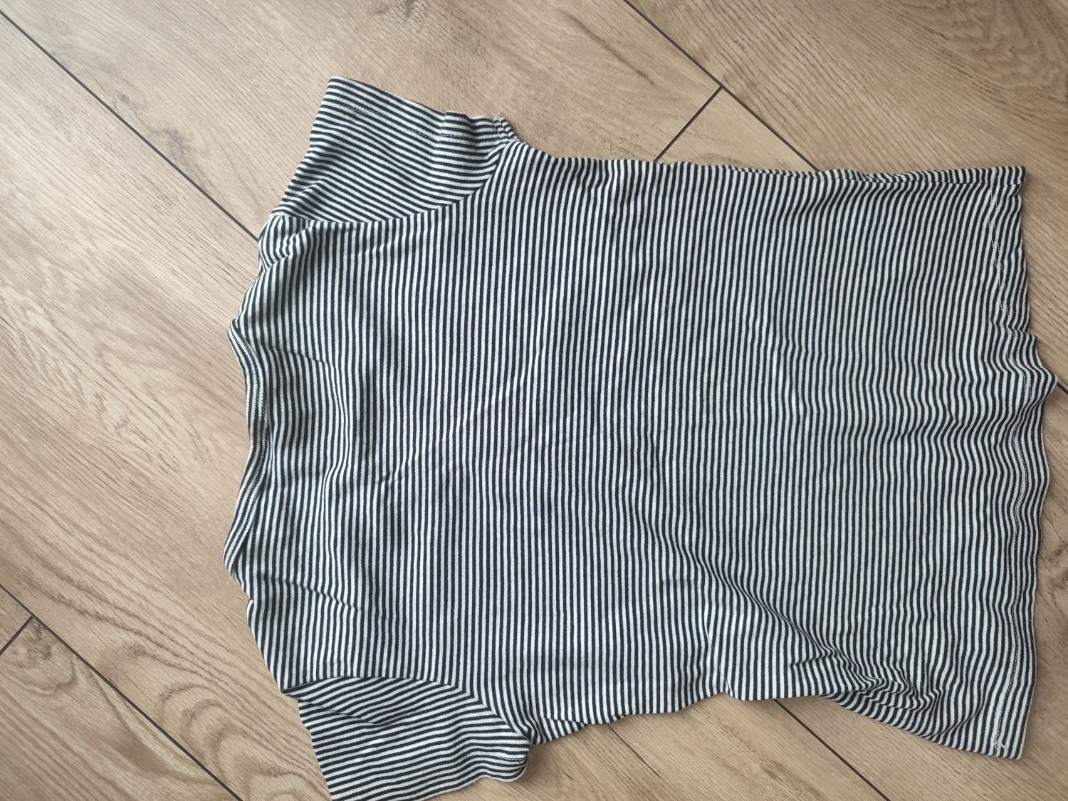 Damski t-shirt z dekoltem w serek