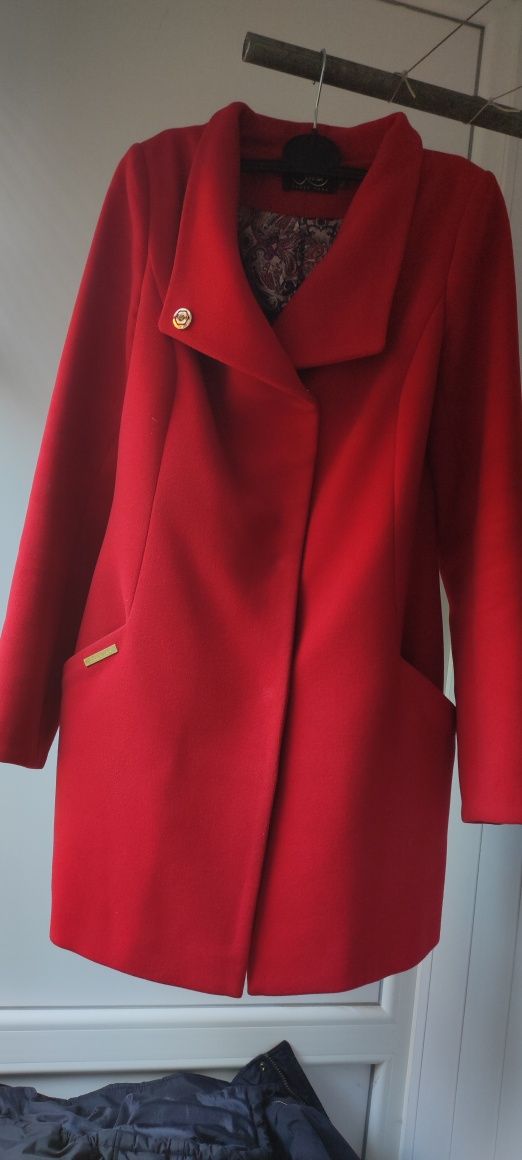Красное классическое пальто