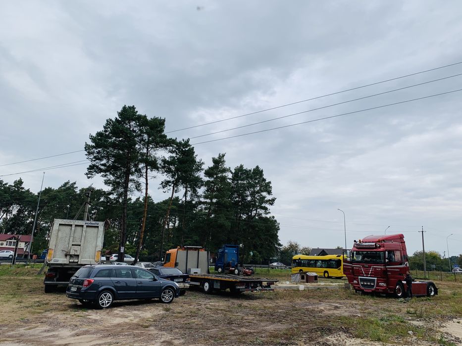 Бродівський авторинок на трасі.