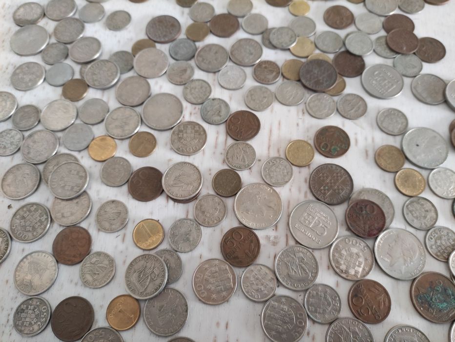 Moedas de escudos e nota