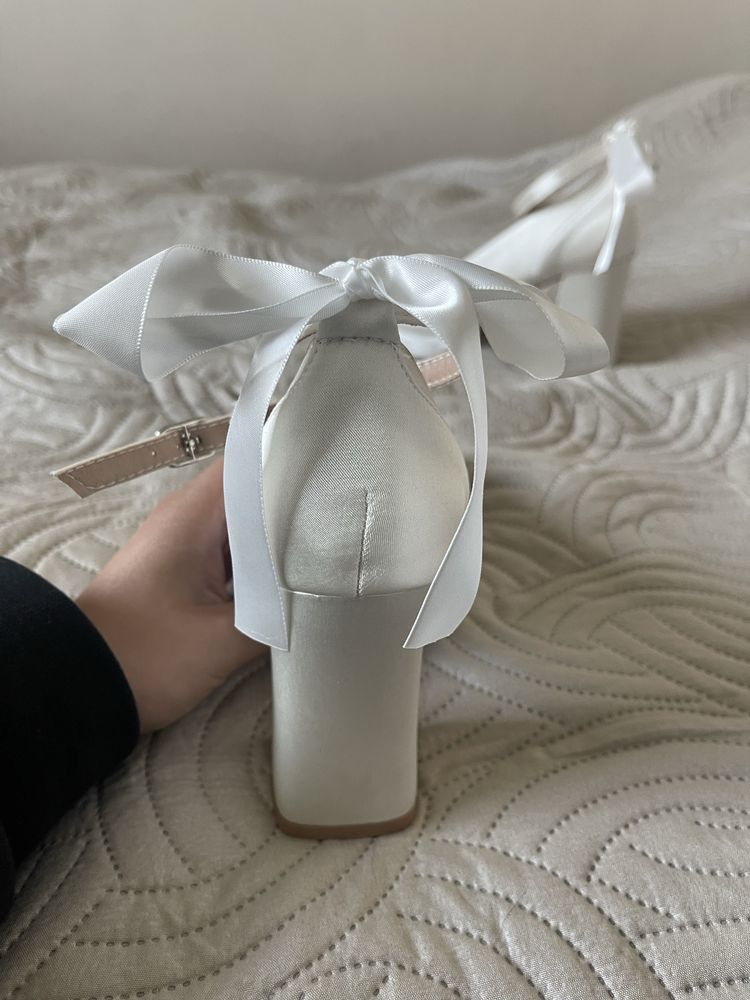 Buty ślubne z kokardką