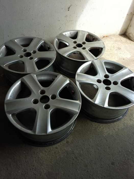 Sprzedam felgi 16" – solidne, w dobrym stanie!