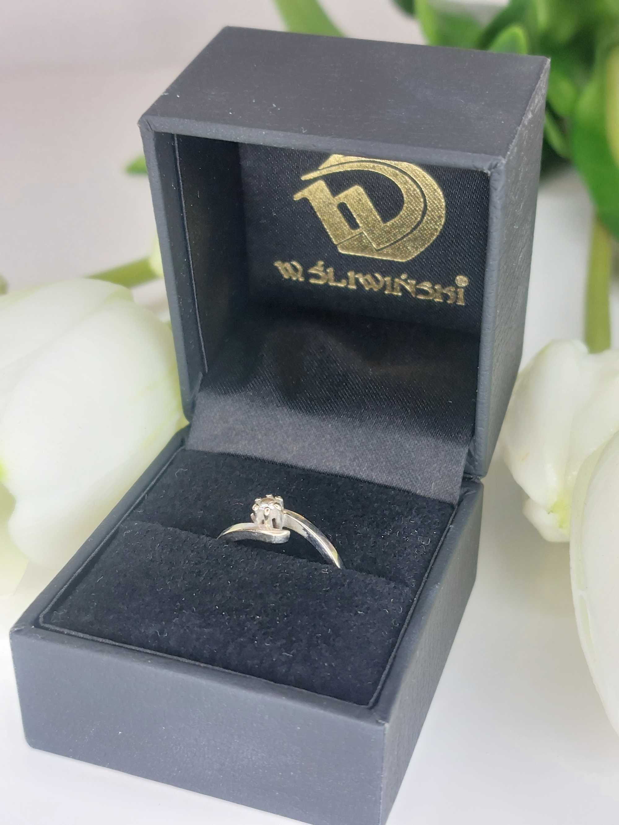Wyjątkowy pierścionek zaręczynowy z diamentem plus certyfikat