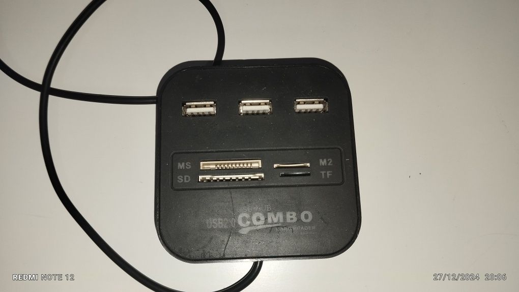 Combinação USB e leitor de cartão 2.0. Três portas USB, SD, MS, M2, sl