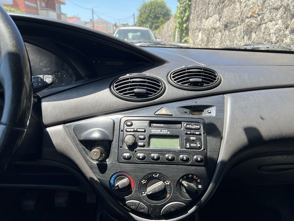 Ford Focus Sedan 2002