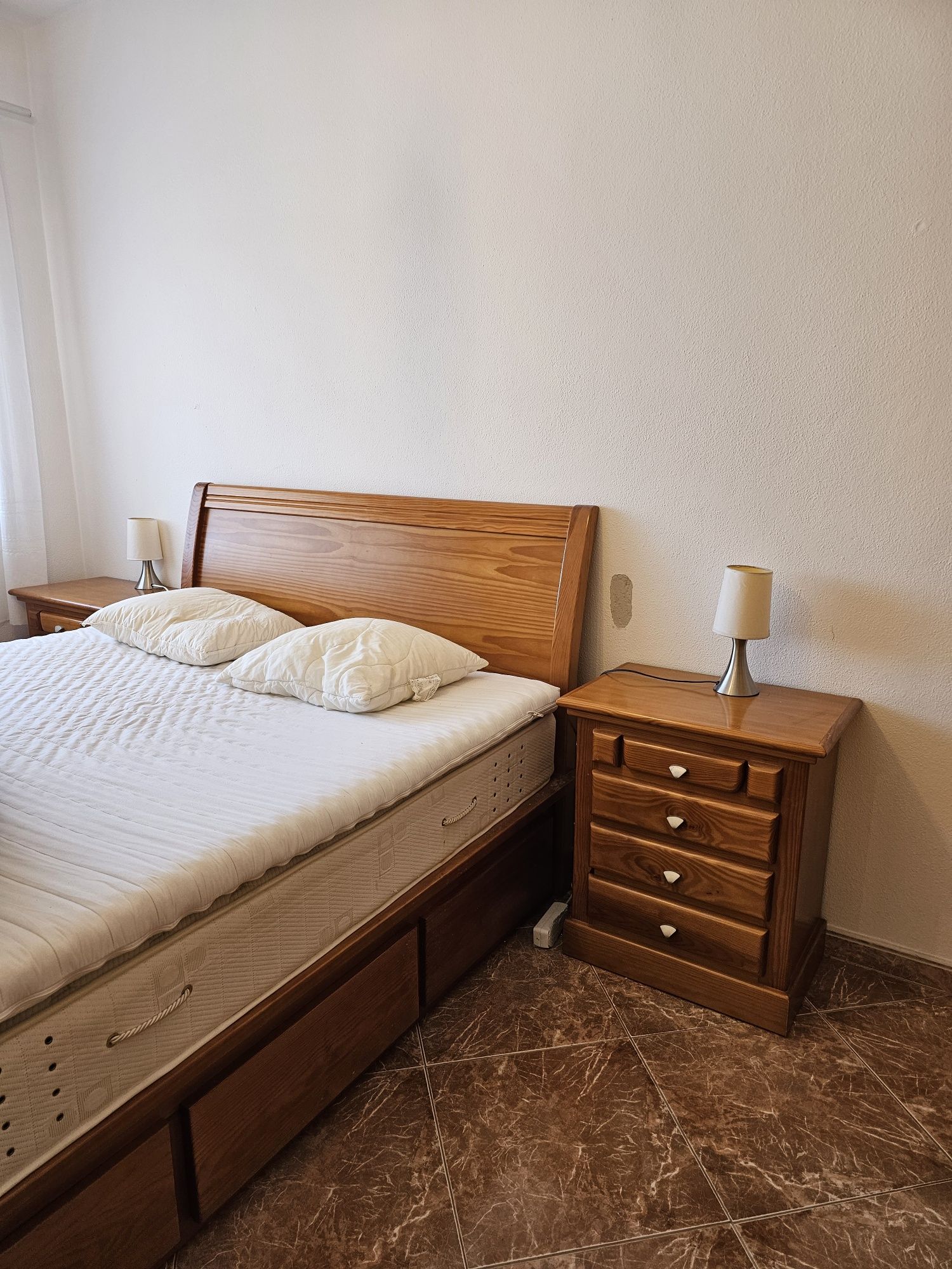 Cama casal 160x200 com mesinhas e comoda com espelho