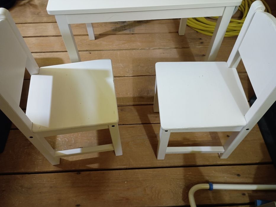 Stolik dziecięcy z dwoma krzesełkami Ikea sundvik