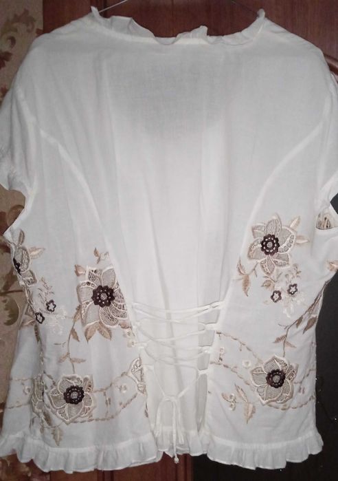Блуза-вишиванка з вибитими квітами.