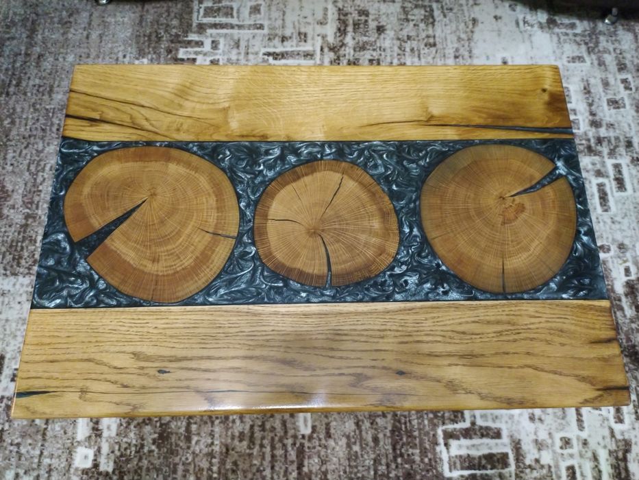 Stolik kawowy, dąb-żywica epoksydowa.