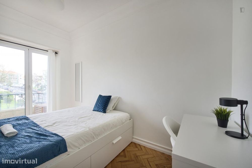 669768 - Quarto com cama de casal, com varanda...