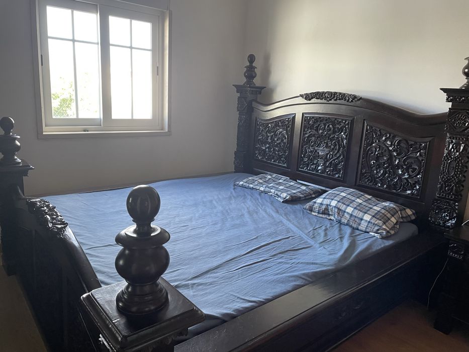 Cama tallada a mano indonesa de madera teca