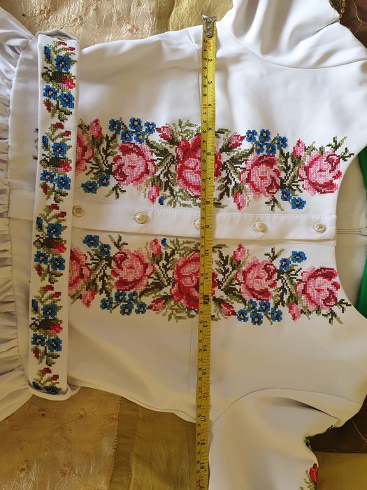 Вишите біле плаття