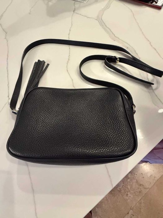 Bolsa pequena Gucci em pele preta, estilo câmara, nova e autêntica.