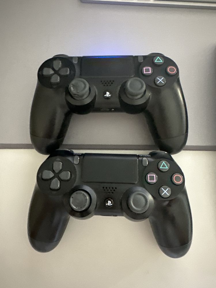 Ps4 1 TB com 2 comandos