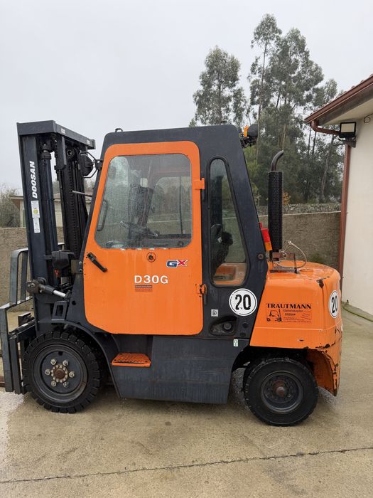 Empilhador Doosan cabinado 3 T