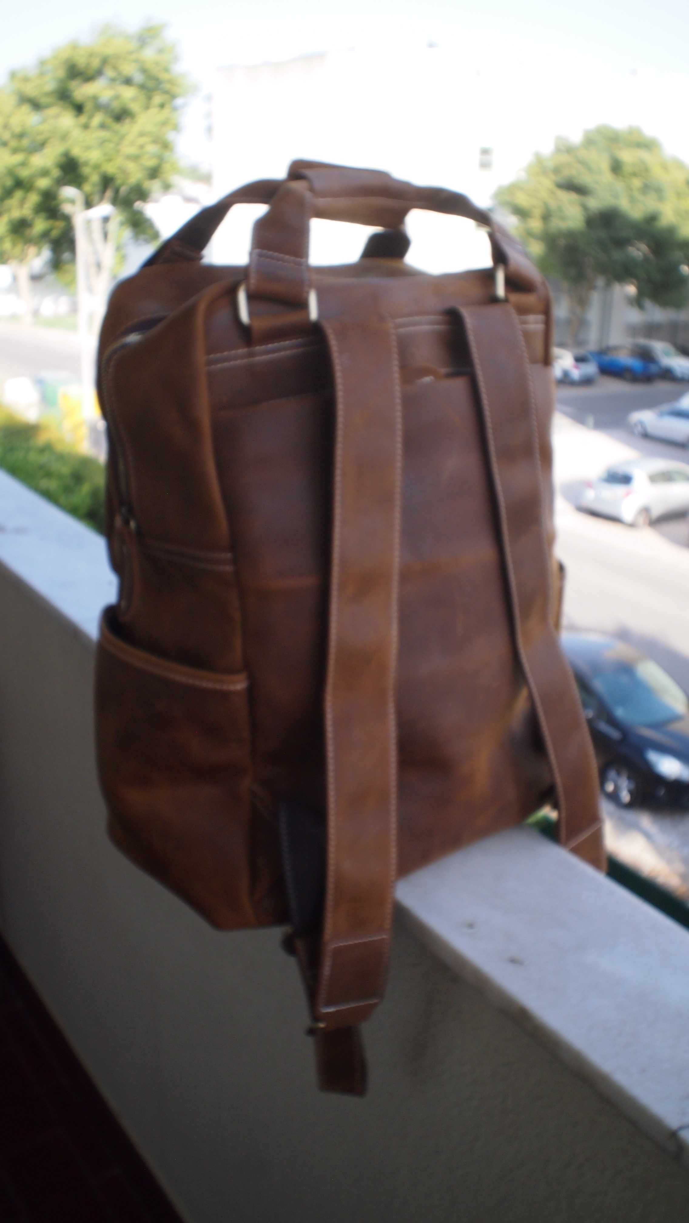 Mochila em verdadeira cabedal