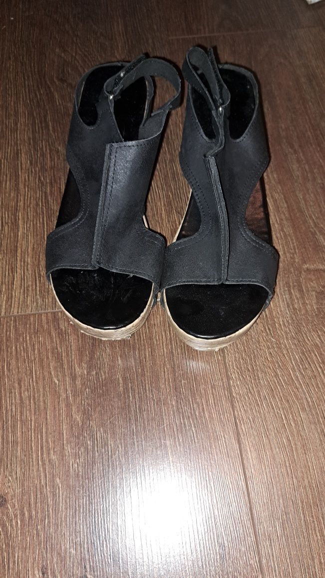 Buty na koturnie lekkie