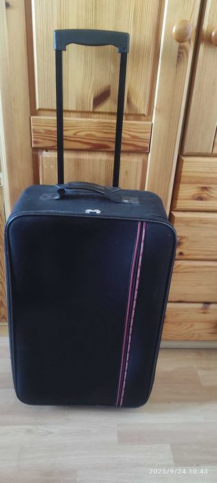 Duża czarna używana walizka, sprawne kółka, suwaki i pałąk z rączką