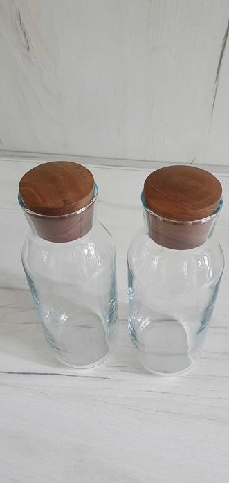 Szklane karafki z drewnianą zatyczką.