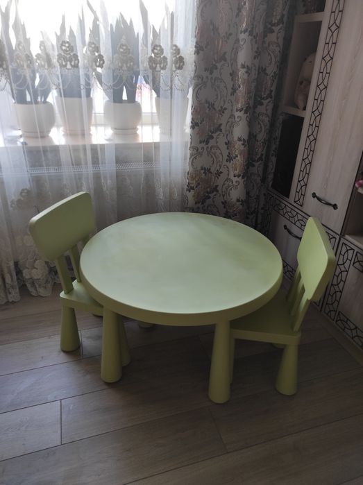 Продам набір стіл та два стільчика IKEA в гарному стані.