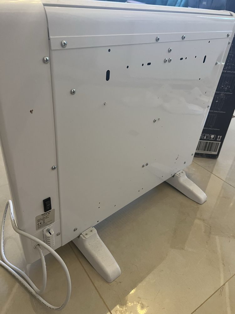 Emissor térmico com transmissor térmico e radiador de inércia.
